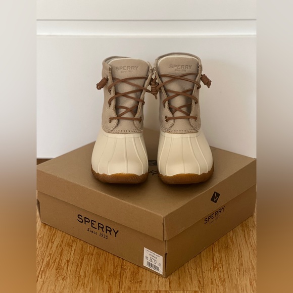New In Box Sperry Saltwater Ivory Duck Boots, Size 5 - Picture 4 of 7